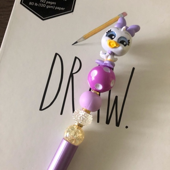 Disney Doorables: Mickey & Friends: Daisy Duck handmade beaded pen - Picture 1 of 2